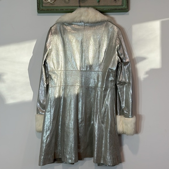 BEBE Silver metallic leather white fur trim collar/cuff trench coach large Y2K - Picture 8 of 12